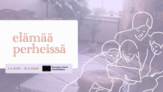 Kuvassa hankkeen nimi, toteutusaika ja Eu osarahoituslogo sekä taustalla kuva huoneesta, jonka päällä piirroskuva perheenäidistä lukemassa lapsille kirjaa