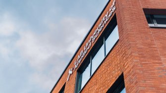 Lappeenrannan kampuksen rakennuksessa LABin logo.