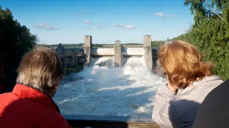 Kuva Imatran kaupunki kuvassa Imatran koskea ihailevia henkilöitä.