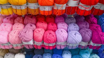 Eri värisiä villalankoja kaupan hyllyssä