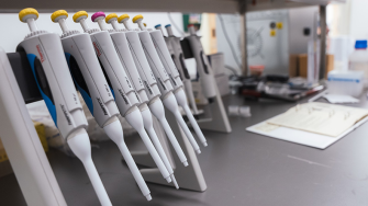 Laboratoriovälineitä pöydällä