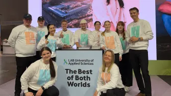 LABin opiskelijoita Studia-messuilla 2025