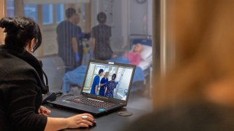 Sairaanhoitajaopiskelijoita simulaatiossa.