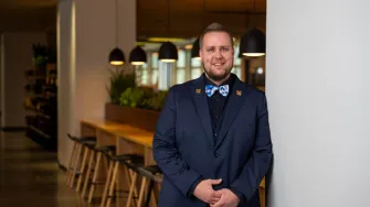 Kristian Kotonen on palkittu arvostetuilla Les Clefs d’Or -kultaisilla avaimilla, jotka myönnetään vain maailman parhaimpien conciergien joukkoon kuuluville ammattilaisille. 