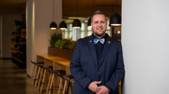 Kristian Kotonen on palkittu arvostetuilla Les Clefs d’Or -kultaisilla avaimilla, jotka myönnetään vain maailman parhaimpien conciergien joukkoon kuuluville ammattilaisille. 