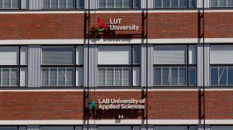 LABin ja LUTin logot seinäkylteissä