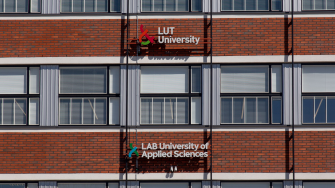 LABin ja LUTin logot seinäkylteissä