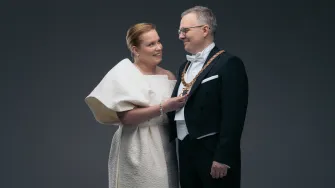 Laura Ämmälä ja Lahden kaupunginjohtaja Niko Kyynäräinen.