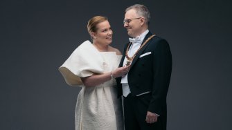 Laura Ämmälä ja Lahden kaupunginjohtaja Niko Kyynäräinen.