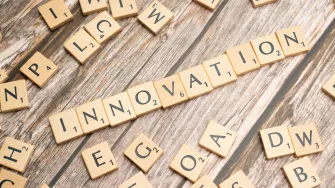 Kirjaimet pöydällä muodostavat sanan innovation