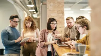 Ryhmä ihmisiä suunnittelemassa yhdessä