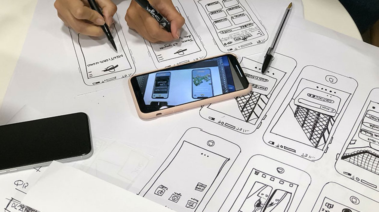 Digitaalisten ratkaisujen lean-innovointi -kurssilla edetään vaiheittain erilaisten työskentelypohjien avulla.