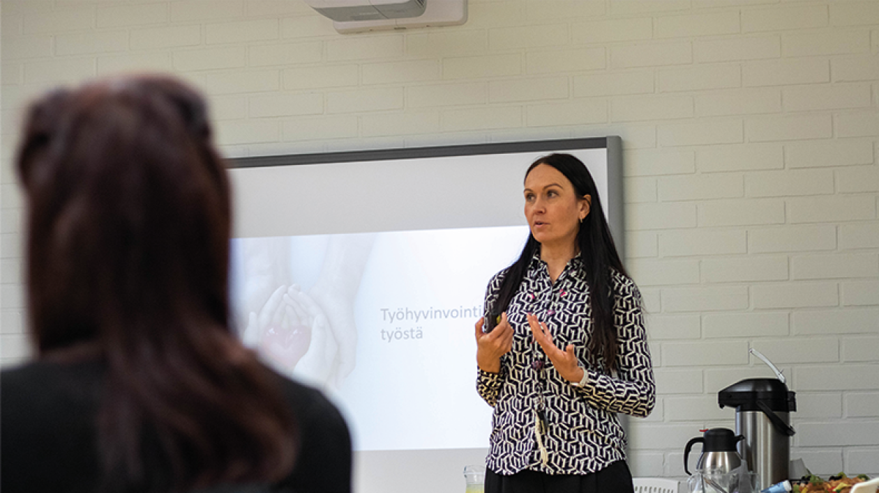 Työyhteisön työntekijälähtöinen kehittäminen on valmennus, joka yhdistelee työvalmennuksen elementtejä
