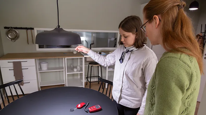 Liinu Verlin mittaamassa luksimittarilla Innolux-valaisimen valaisutehoa. 