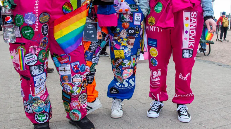 Kuvassa eri värisiä koristeltuja opiskelijahaalareita