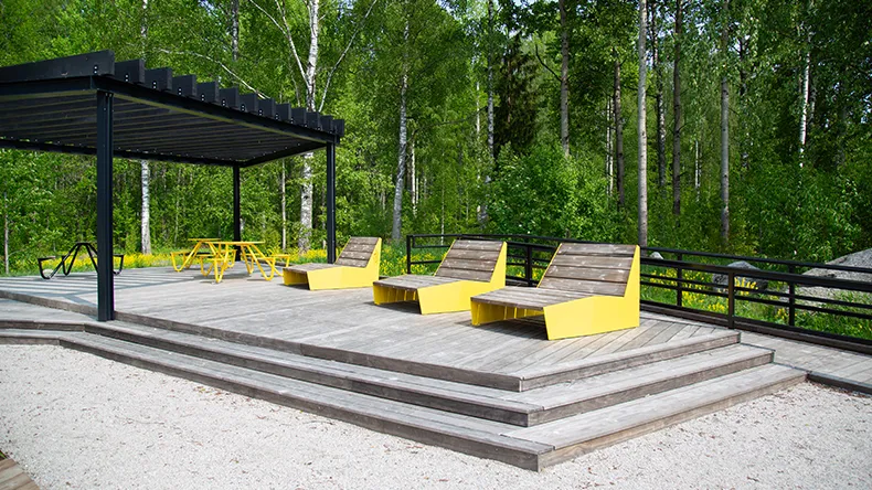 Lahden kampuspuiston oleskelutuolit.