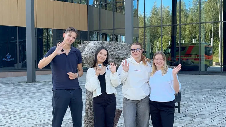 LAB-tiimi vilkuttaa kameralle Lappeenrannan kampuksella