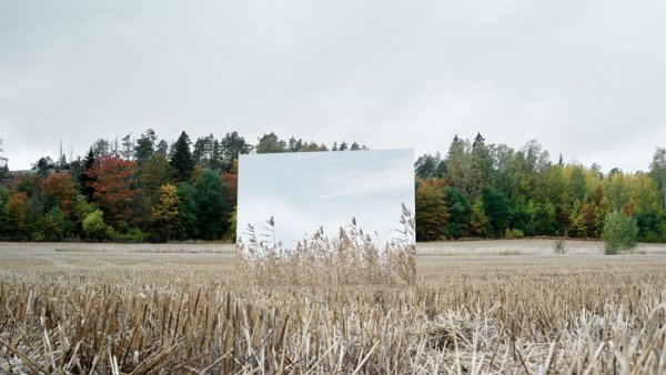 A mirror in the field 