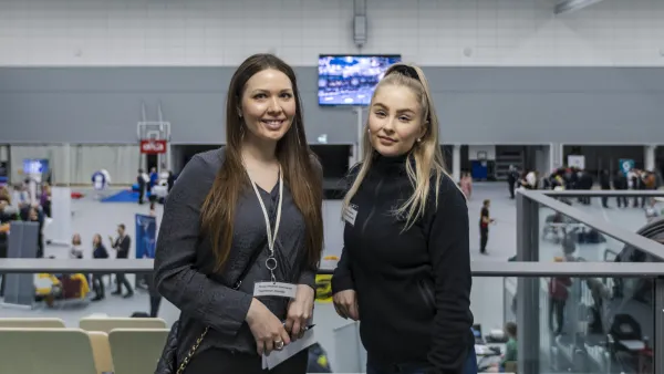 Liiketalouden opiskelijat Noora Ahtiainen-Himmanen (vas.) ja Hinna Hannukainen harrastemessuilla