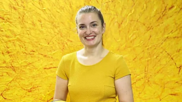 taiteilija terhi kaakinen keltaisella taustalla keltaisessa mekossa