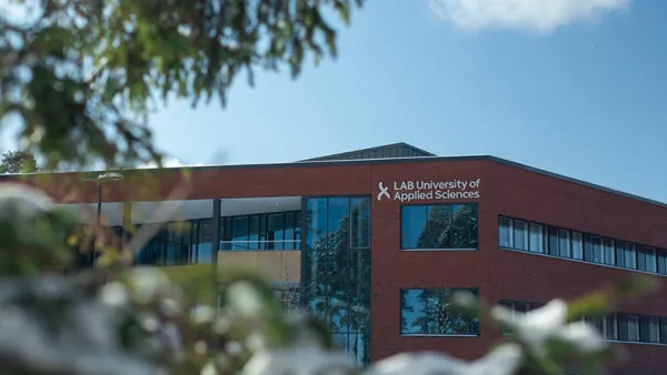 Lappeenrannan kampus talvisissa maisemissa.