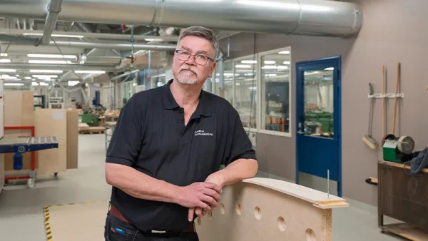 Puutekniikan opiskelija Marko Aalto puutekniikan laboratoriotilassa kuvattuna.