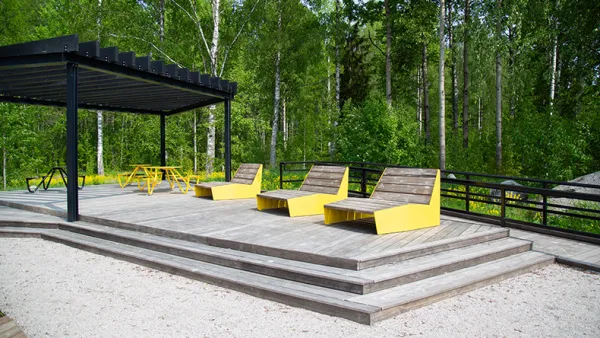 Lahden kampuspuiston oleskelutuolit.