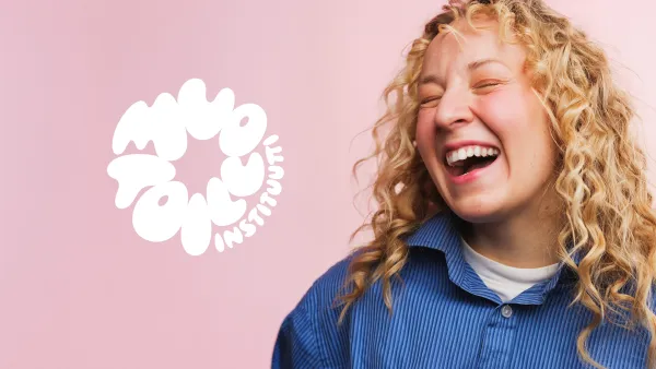 Muotoiluinstituutin logo ja tyttö kauluspaidassa vaaleanpunaisella taustalla