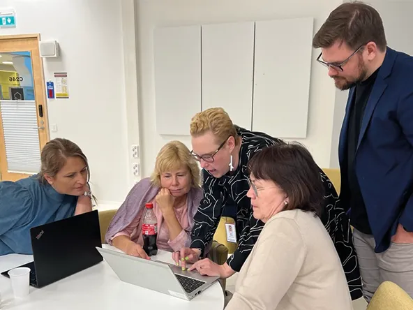 LAB WellTechin asiantuntijat tarjoavat koulutusta teknologioiden omaksumiseen ja niihin liittyvien ennakkoluulojen poistamiseen