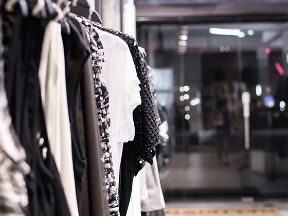 Vaaterekki vaatekaupassa.