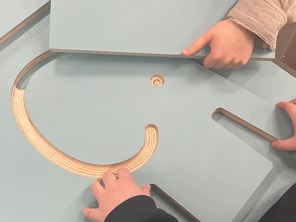 Muotoiluinstituutin opiskelijat suunnittelevat huonekalua.