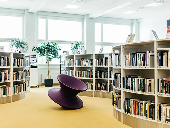 Lahden kirjasto kesävalossa.