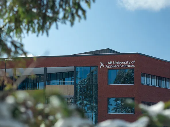 Lappeenrannan kampus talvisissa maisemissa.