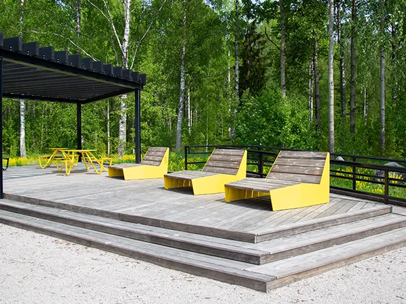 Lahden kampuspuiston oleskelutuolit.