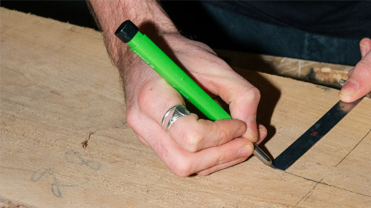 Lähikuva, jossa piirretään ja mitataan