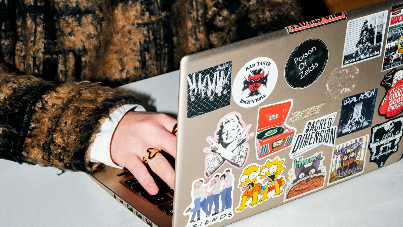 Opiskelijan kirjoittamassa kannattavalla tietokoneella