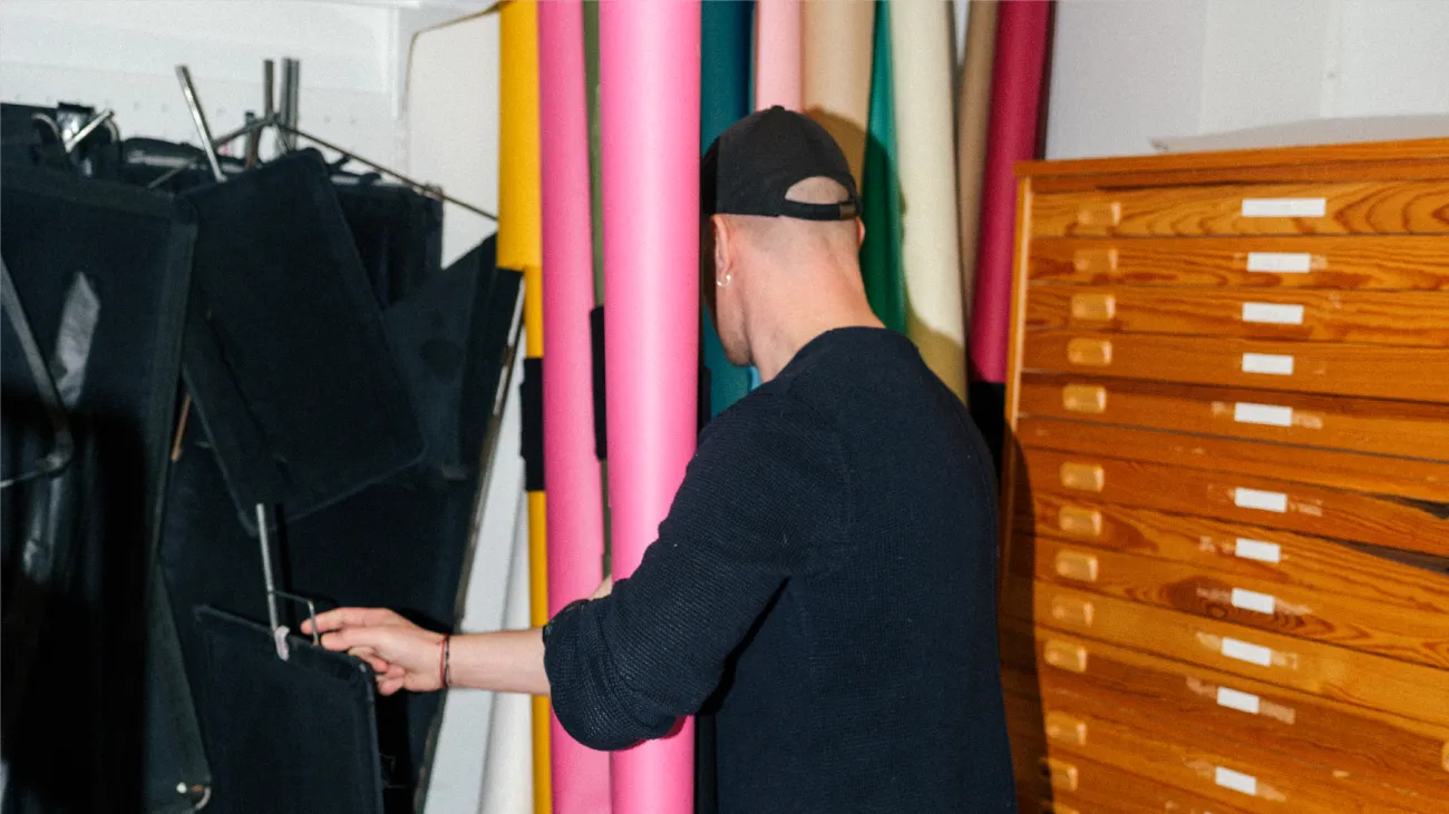 Mies kantamassa tarvikkeita