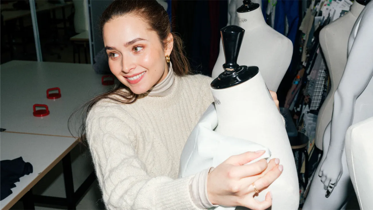 Nainen pukemassa mallinukkea