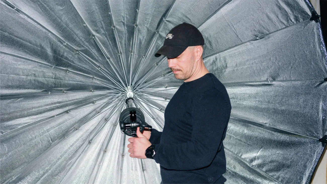 Mies asettamassa valaistusta valokuvaukseen