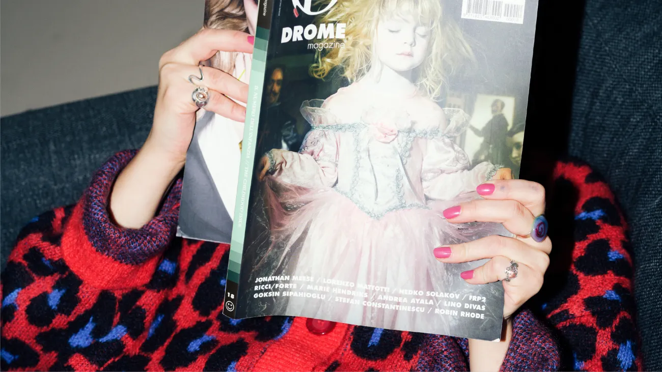 Henkilö lukemassa lehteä