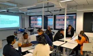 Opiskelijoita Skinnarilan työpajassa