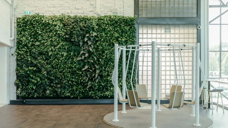 Hangaround swing on Lahti Campus