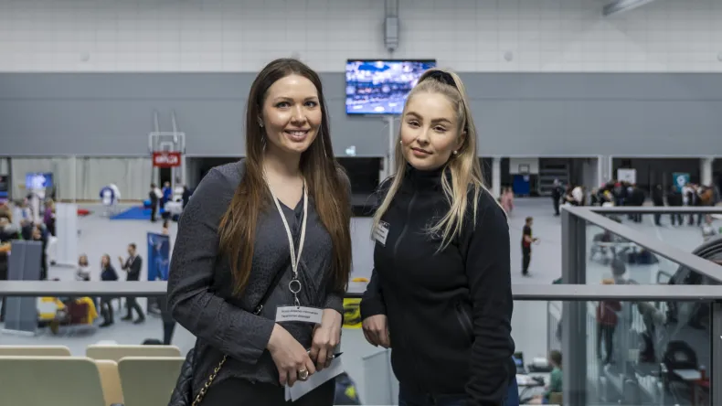 Liiketalouden opiskelijat Noora Ahtiainen-Himmanen (vas.) ja Hinna Hannukainen harrastemessuilla