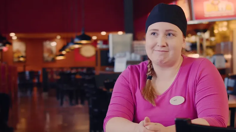 Riina opiskelee restonomiksi ja tekee samalla töitä. 