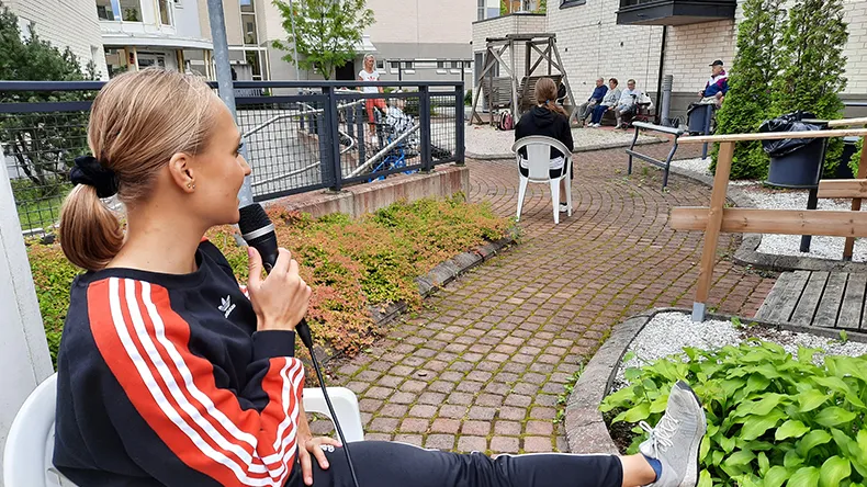 LABin fysioterapeuttiopiskelijat pitävät parvekejumppaa ikääntyneille Lahdessa