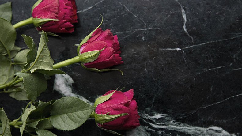 Ruusut pöydällä
