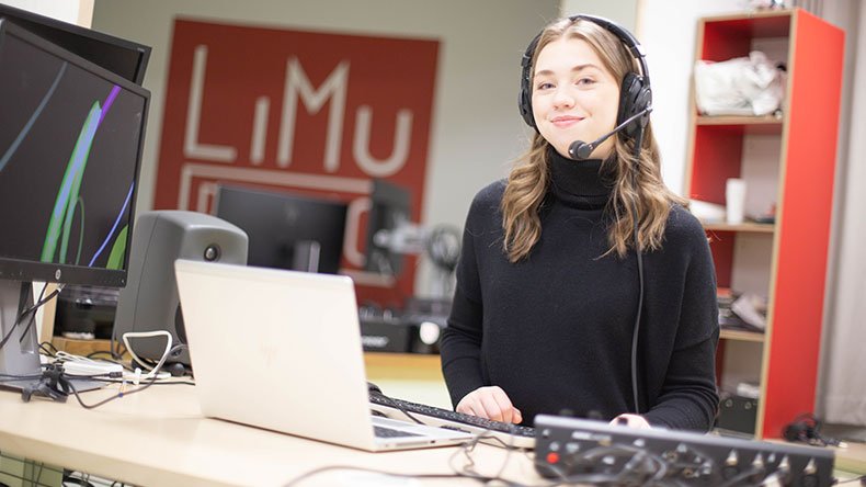 Laura Jalava luotsaa uutta Urapolkuja-podcastia LAB-ammattikorkeakoulun Lahden kampuksen LiMu Radion studiossa.