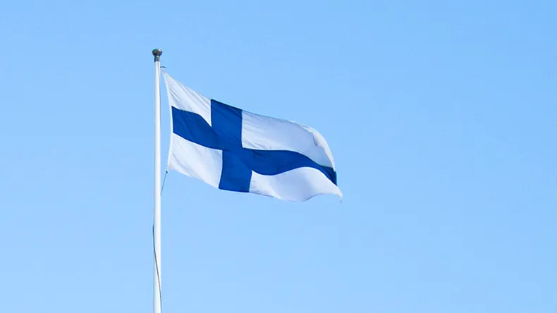 Suomen lippu liehuu kampuksella.