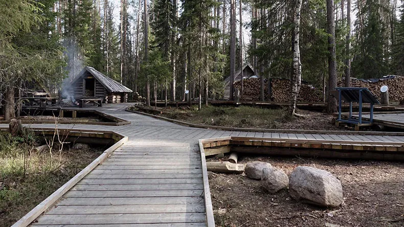 Napapiirin retkeilyalueen Könkäänsaaren luontopolku.