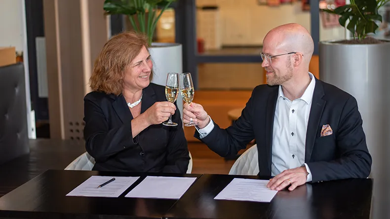 Kuvassa Avansin vararehtori Jacomine Ravensbergen (vas.) ja LABin rehtori Turo Kilpeläinen.